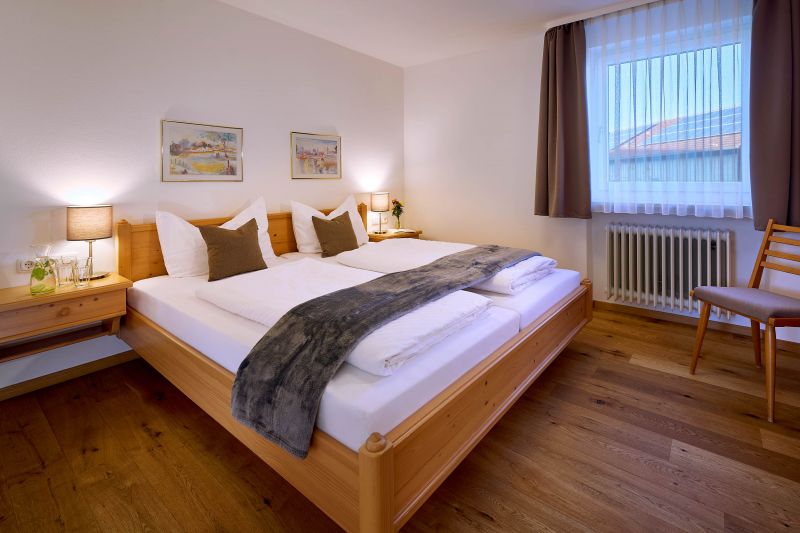 Ferienwohnung Doppelbett Nelke Stachl Waging am See Oberbayern